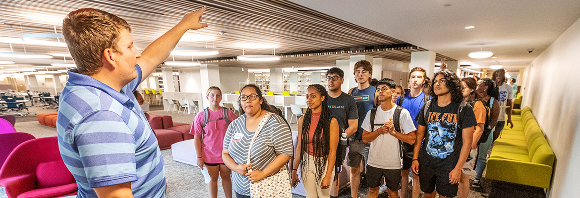 instructor speaking to group of students in Mullins Library